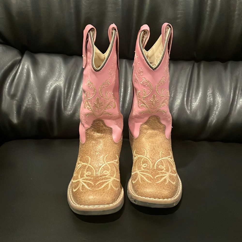 Old West girls cowboy boots; Decorative stitching detail; Light pink and tan